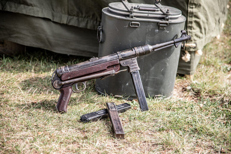 Le Mp40 est l'arme de prédilection des officiers et sous officiers de armée allemande.