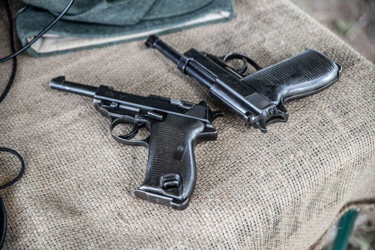 Walther P38 est l'arme de poing des officiers.