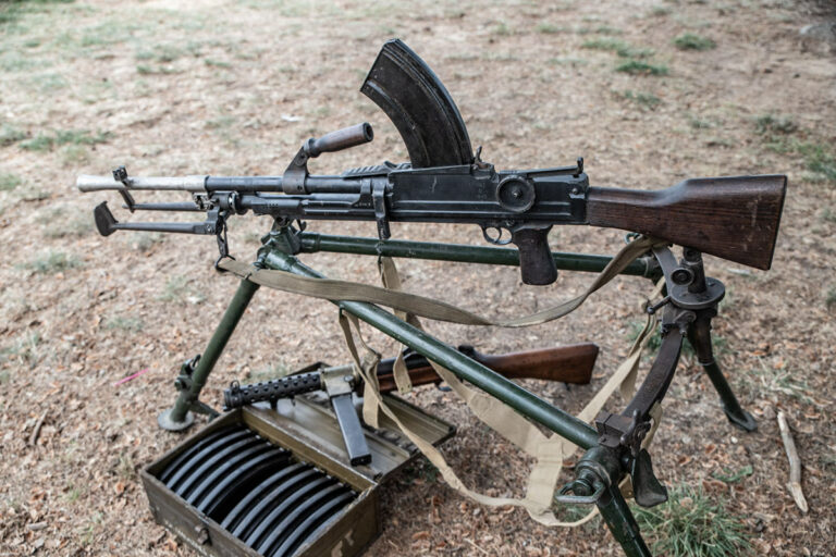 Le Fusil Mitrailleur Bren est l'arme des soldats anglais et souvent des résistants.