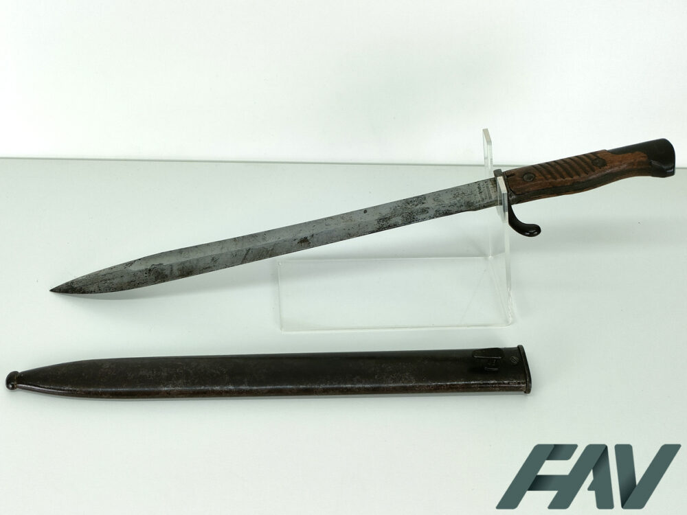 Baïonnette allemande Gewehr 98 WW1 fabriquée à Oberndorf, avec fourreau métallique et poignée bois, exposée sur support