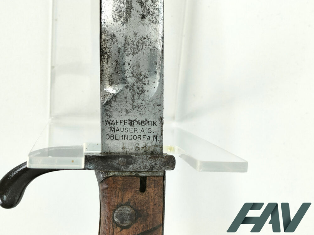 Baïonnette allemande Gewehr 98 WW1 fabriquée à Oberndorf, avec fourreau métallique et poignée bois, exposée sur support