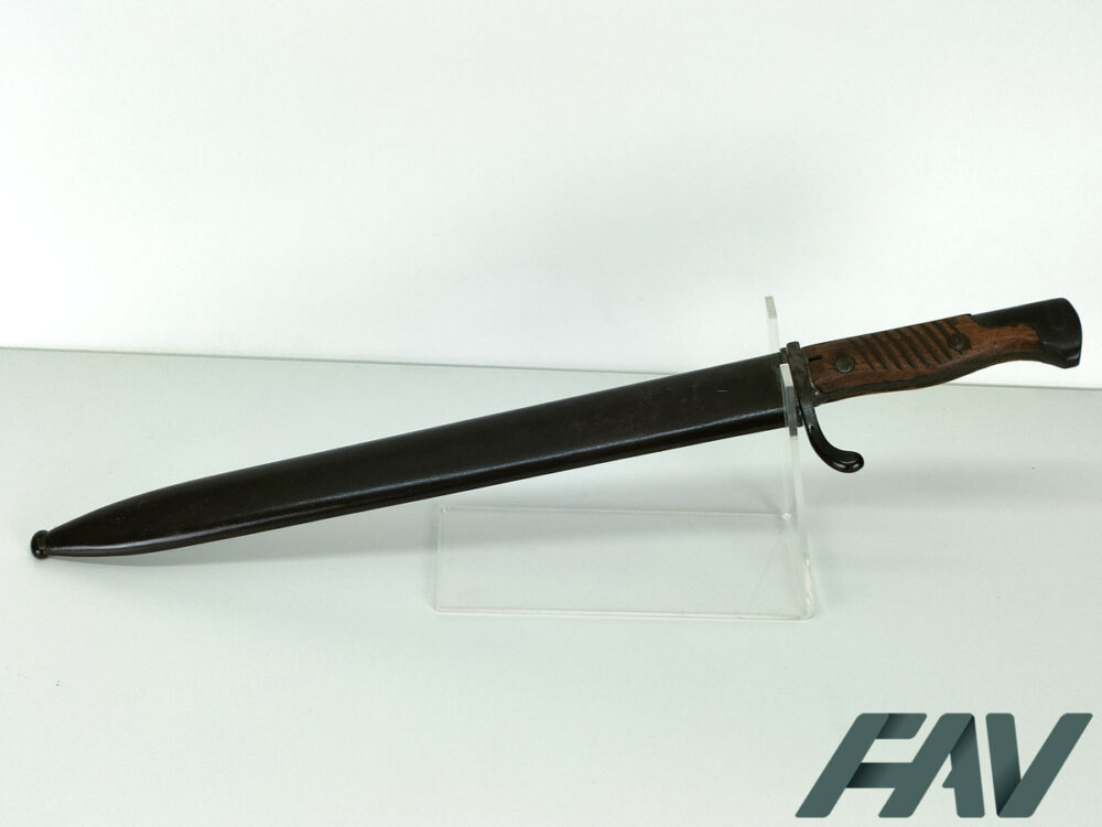 Baïonnette allemande Gewehr 98 WW1 fabriquée à Oberndorf, avec fourreau métallique et poignée bois, exposée sur support
