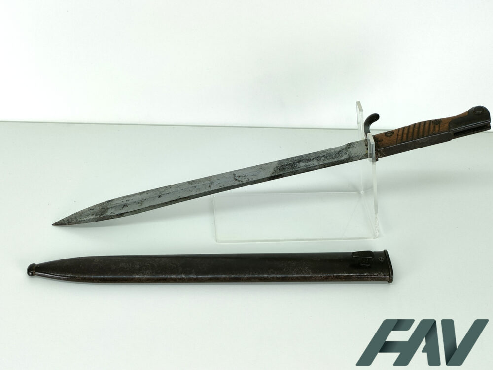 Baïonnette allemande Gewehr 98 WW1 fabriquée à Oberndorf, avec fourreau métallique et poignée bois, exposée sur support