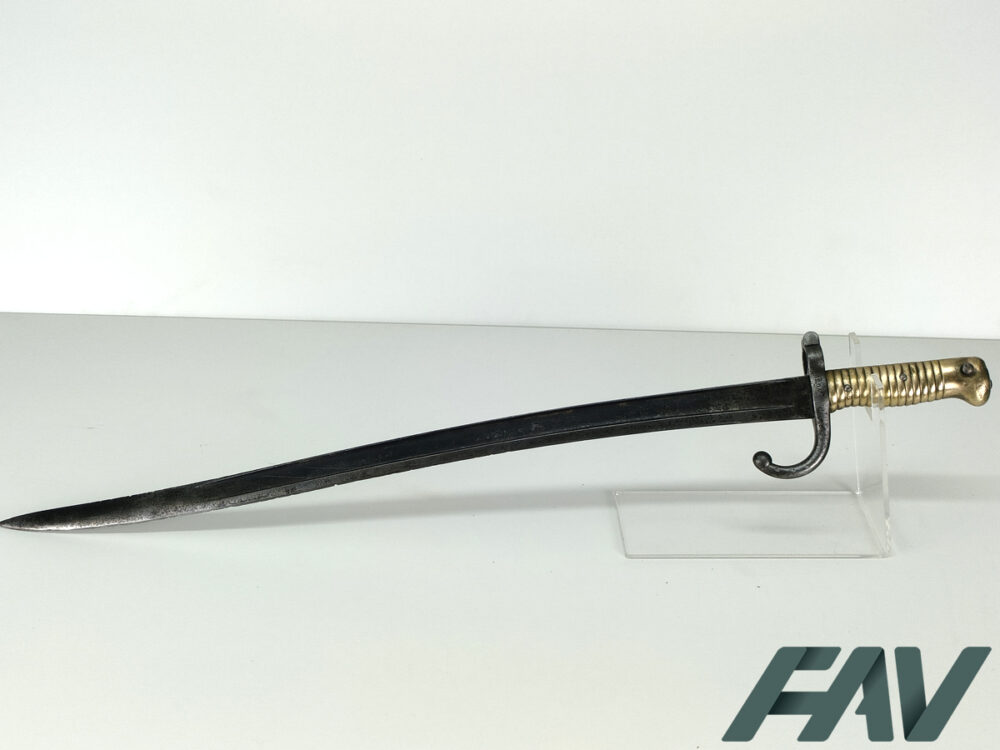 Baïonnette modèle Chassepot 1870 avec garde en laiton, vue sur support
