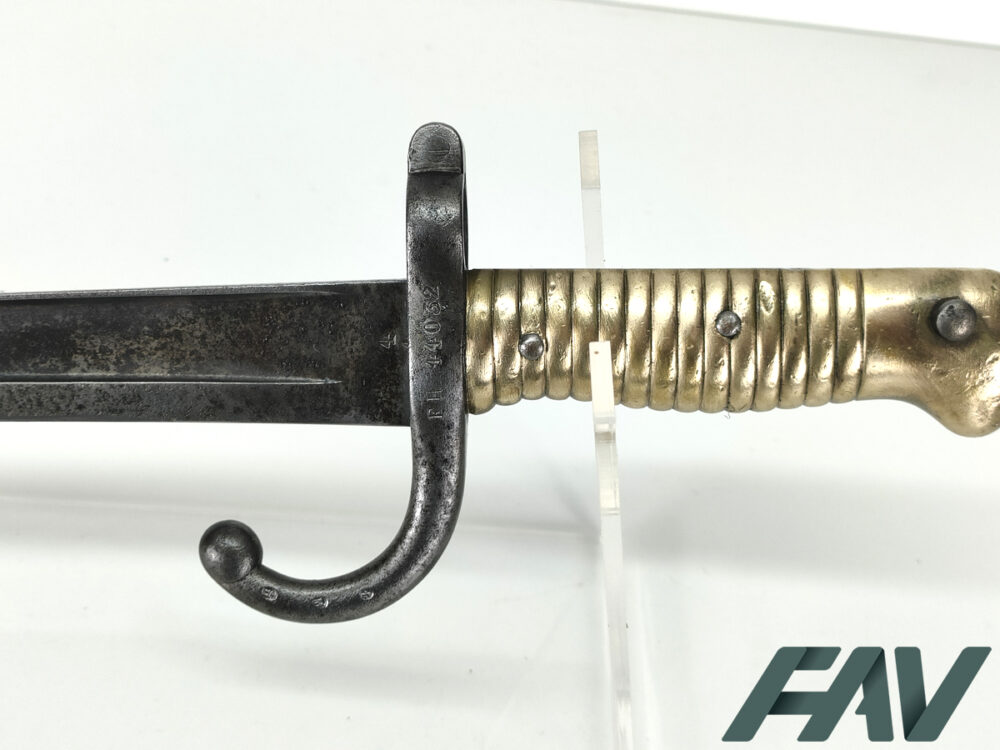 Baïonnette modèle Chassepot 1870 avec garde en laiton, vue sur support