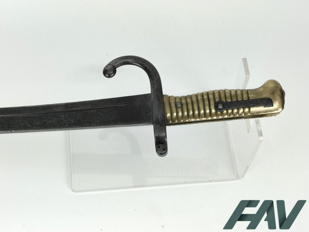 Baïonnette modèle Chassepot 1870 avec garde en laiton, vue sur support