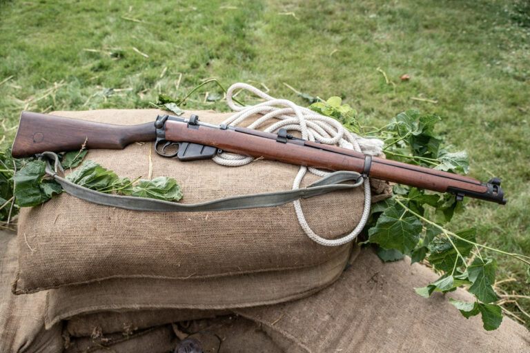 Lee-Enfield posée – arme emblématique des troupes britanniques de la Seconde première et Guerre mondiale.