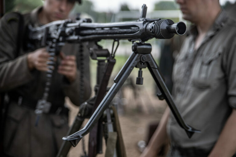 mitrailleuse MG 42 – arme authentique modifiée pour le tir à blanc sécurisé, en usage sur plateau ou reconstitution.