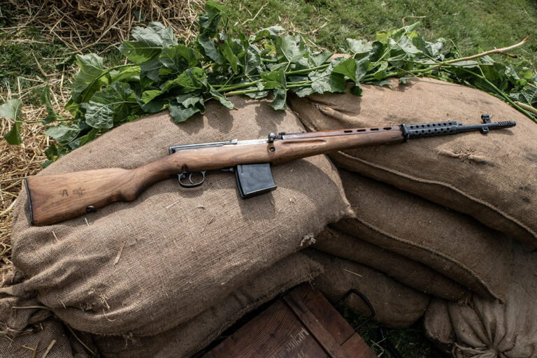 un fusil SVT-40 – Russe pour le tournage ou reconstitution historique de la Seconde Guerre mondiale.