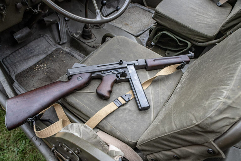 Pistolet-mitrailleur Thompson M1928 d’origine modifié pour le tir à blanc.