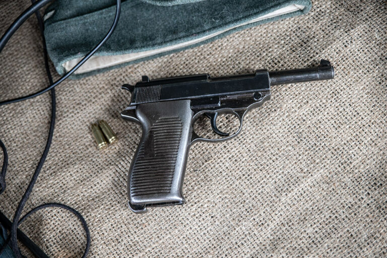 Walther P38 – arme authentique modifiée pour le tir à blanc, équipement Wehrmacht Seconde Guerre mondiale.