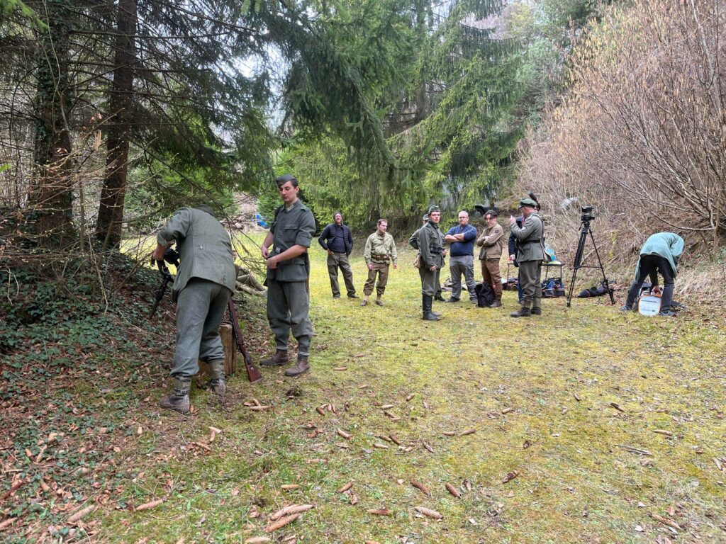 Équipe de tournage et figurants en uniforme lors d’une reconstitution historique pour le film "Éclaireur"