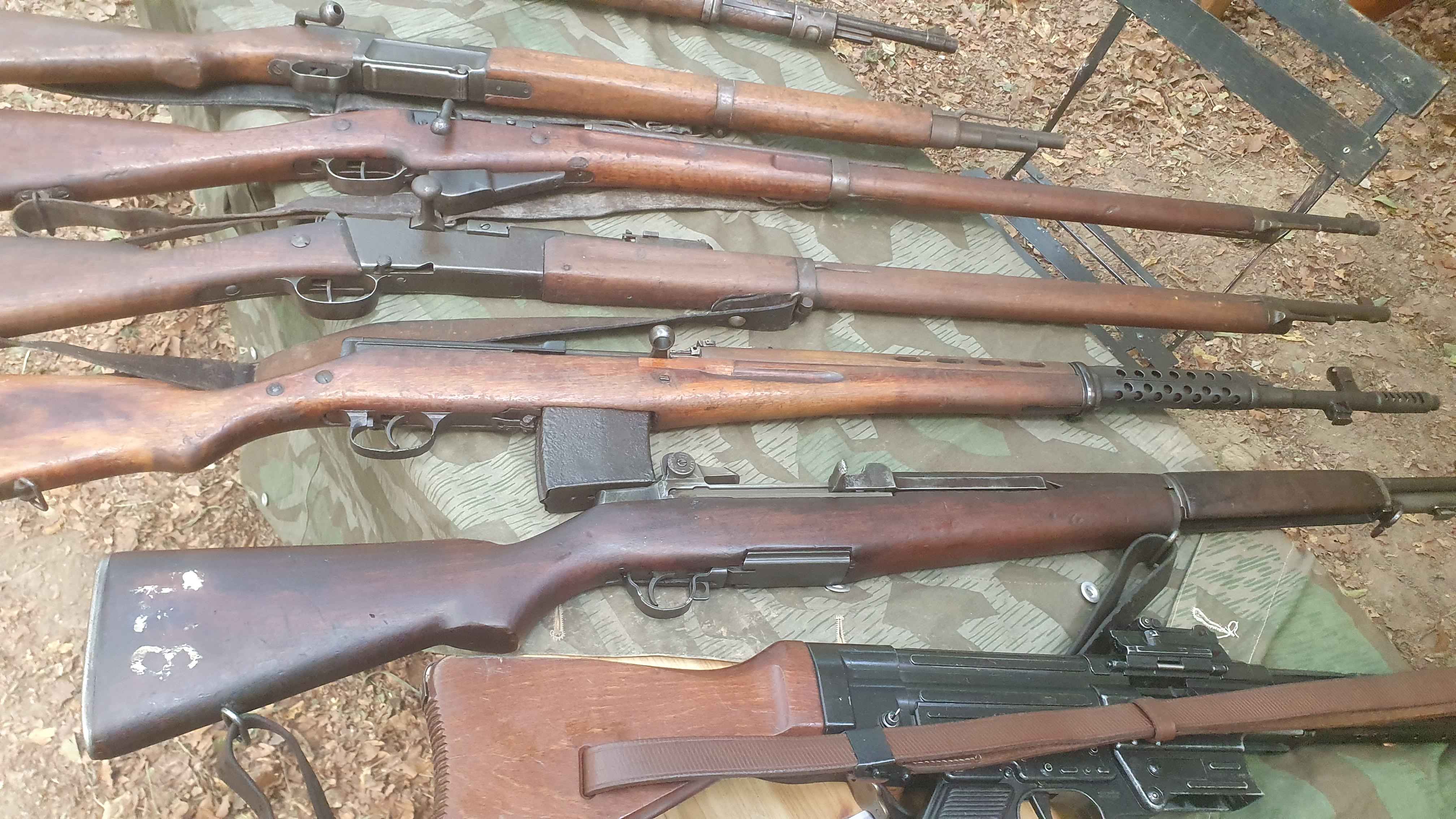 Armes historiques WW1 et WW2 présentées sur le stand de tir à blanc itinérant FAV Armes