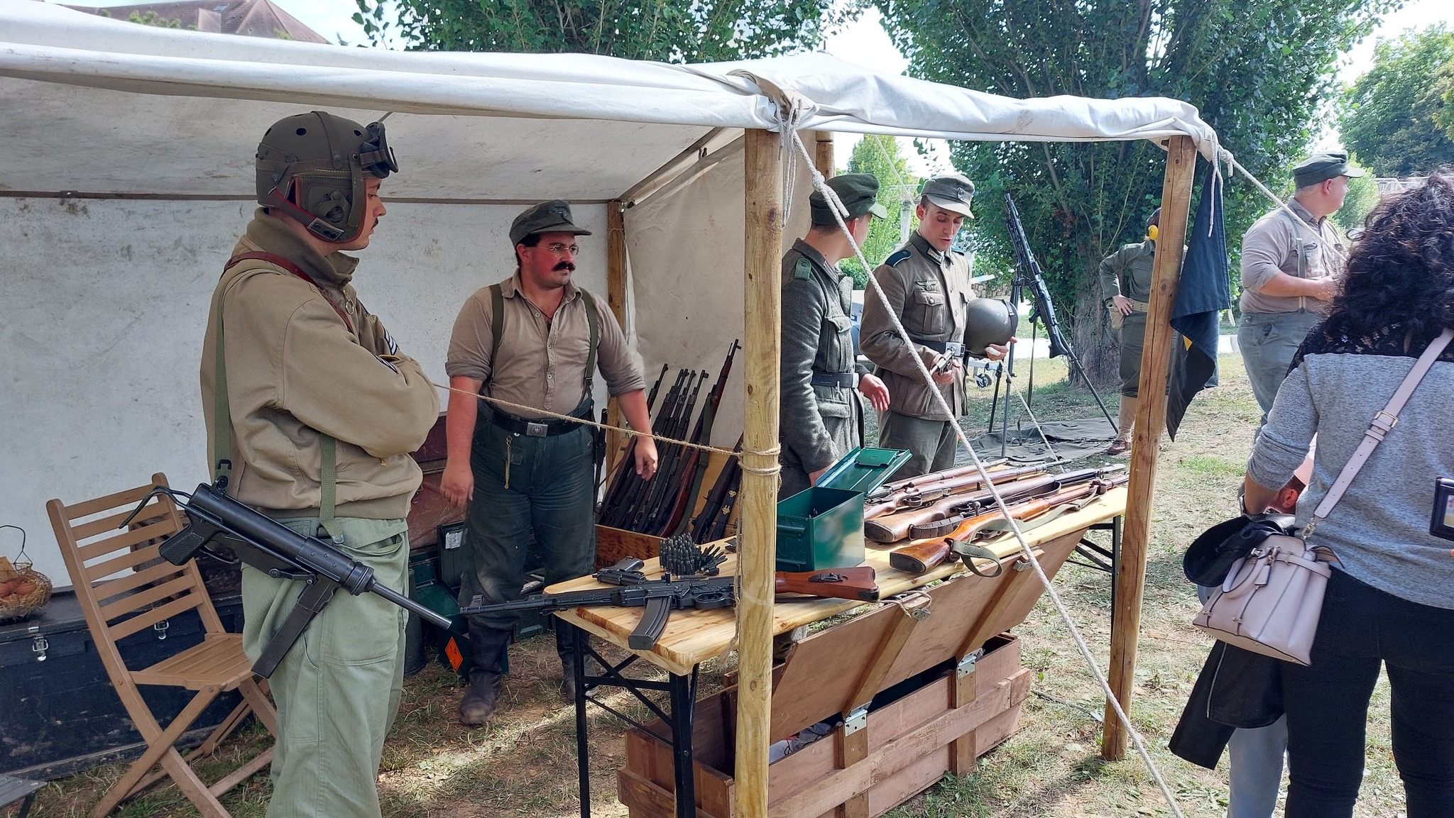Stand de tir à blanc FAV Armes sous tente, avec reconstituteurs et armes historiques exposées
