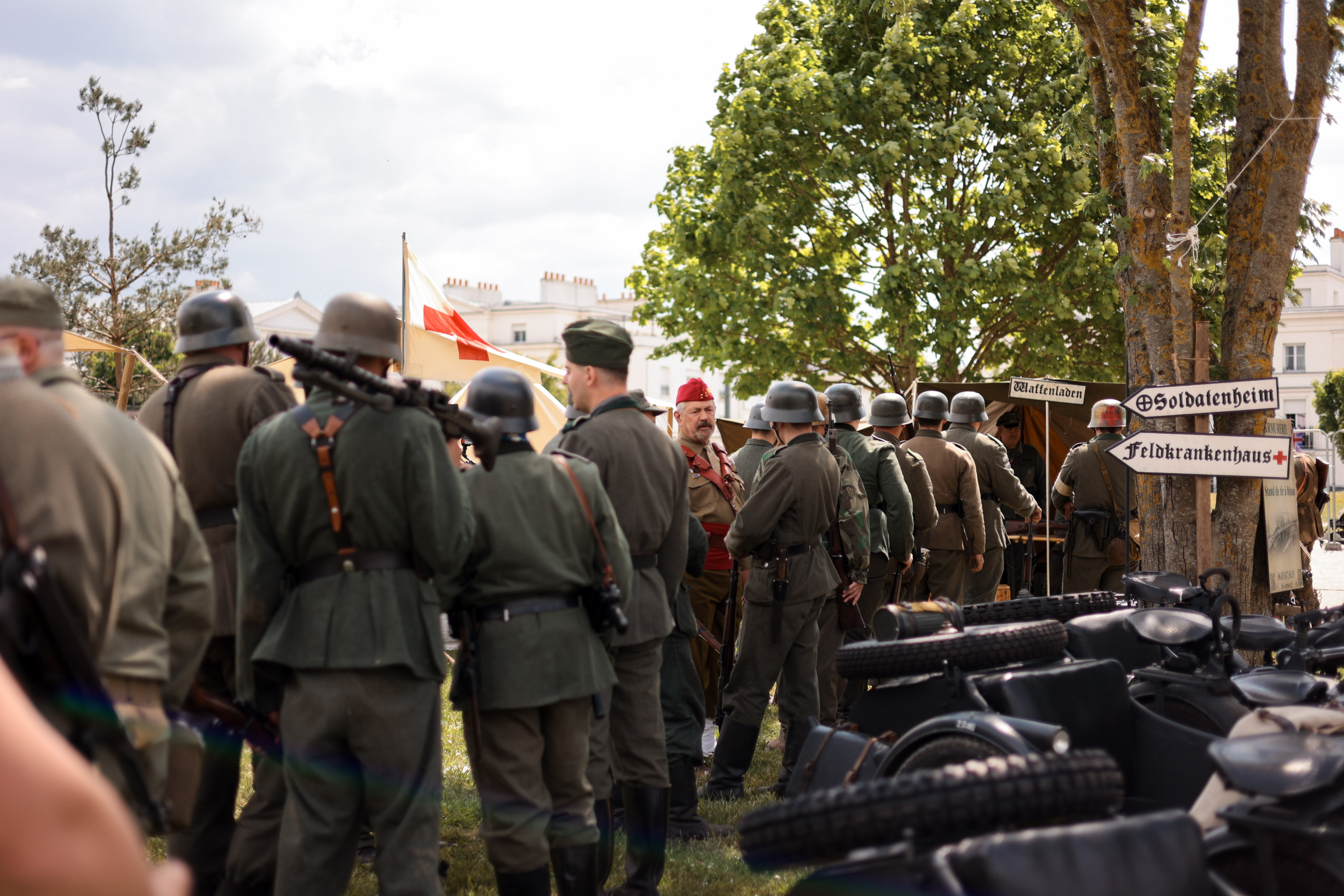 Reconstituteurs en file devant le stand de tir à blanc FAV Armes lors d’un événement historique WW2