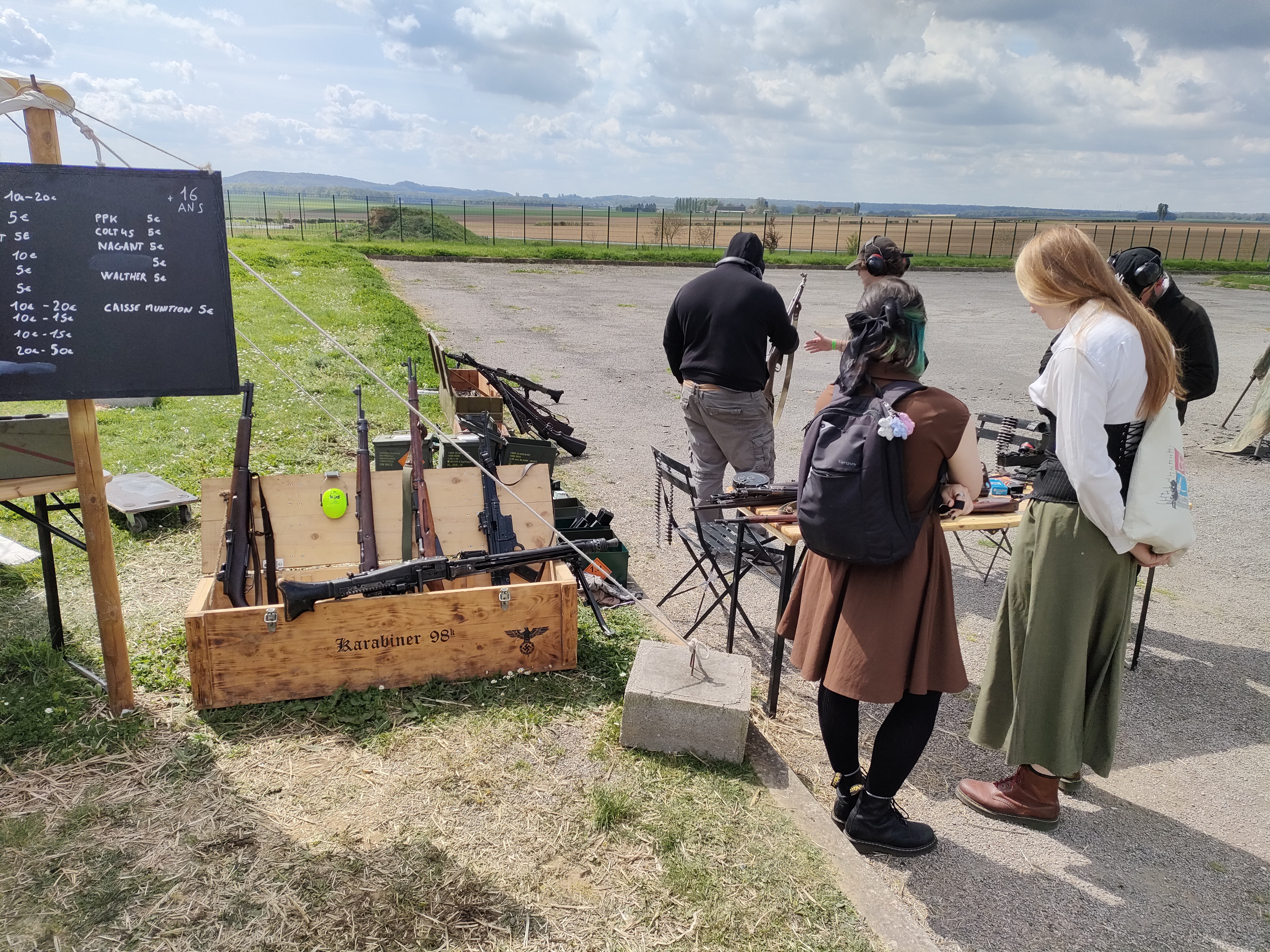 Pas de tir du stand de tir à blanc itinérant FAV Armes, avec public et armes historiques