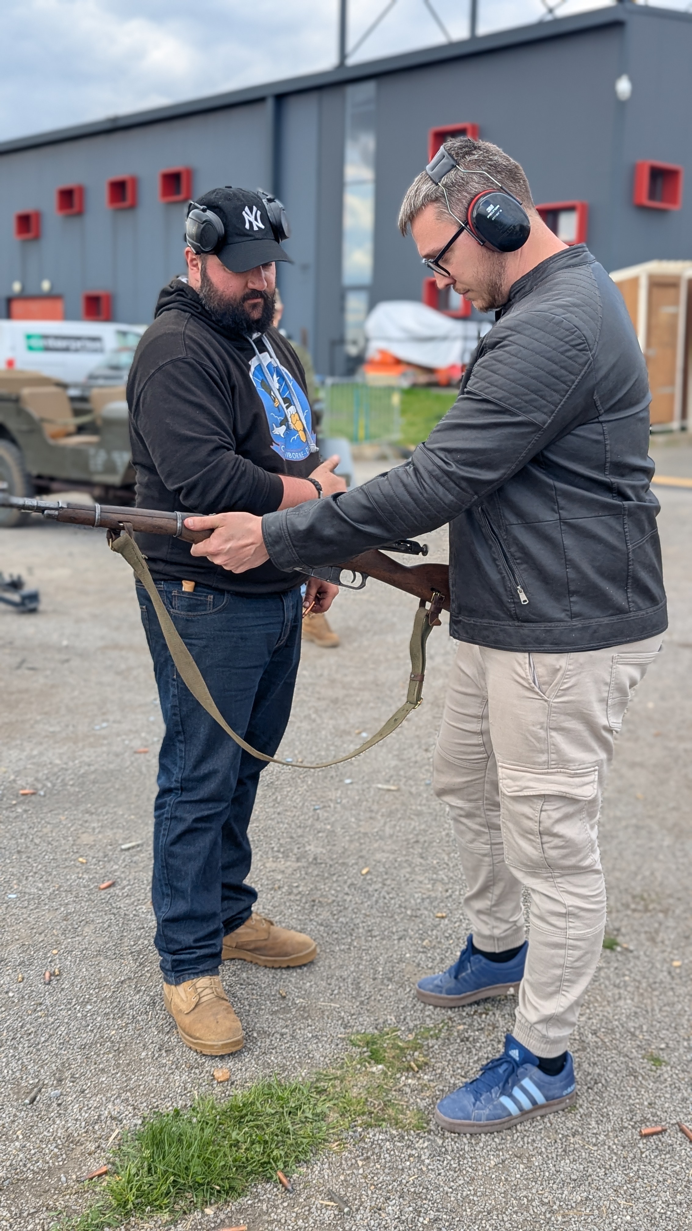 ALT : Encadrement et consignes de sécurité sur le stand de tir à blanc itinérant FAV Armes